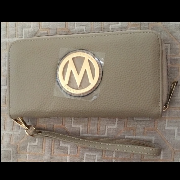 Mia K Farrow Wristlet Wallet~NWOT - Picture 1 of 5